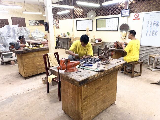 <br />カンボジア人の自立支援を目的とした伝統工芸 商品の技術学校で、 敷地内には木彫り、 石彫り、漆 塗り、シルクペ<br /><br />インティングなどの工房があり、  ショップもあり、特 にシルク製品の品揃えはシェムリアップ随一。