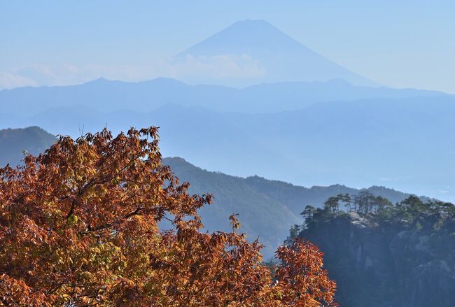 2022年の11月、秋深まる山梨県の県都・甲府周辺を巡る旅へ。<br /><br />紅葉の名所として有名な渓谷「御岳昇仙峡」の散策した後、引き続き「昇仙峡ロープウェイ」（約１時間待ち・・・）に乗り、標高1,000メートル超の「羅漢寺山」山頂エリアから、周囲の紅葉した山々とともに、遥拝所から霊峰・富士山の絶景を眺めてみることに♪<br /><br />そしてここからさらに奥地へと車を走らせ、「荒川ダム」や「金櫻神社」にも足を延ばし、この日１日「昇仙峡」エリア一帯の紅葉を満喫したところで、宿のある「湯村温泉」へと向かいました。<br /><br /><br />〔秋深まる山梨・甲府へ（2022年11月）〕<br />●１日目①：御岳昇仙峡（紅葉の名所100選）<br />　https://4travel.jp/travelogue/11857115<br />●１日目②：羅漢寺山（昇仙峡ロープウェイ）／金櫻神社【この旅行記】