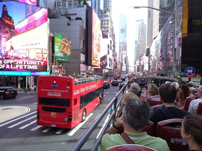 　ニューヨーク観光2日目。ニューヨーク観光PASSを使って、本格的にマンハッタンの観光開始。地下鉄が発達しているので、移動は楽でした。<br /><br />＜旅程＞<br />☆10/2：(羽田前泊) 羽田-(飛)→NY JFK-(電車/地下鉄)→NYクィーンズ(4泊)<br />　(10/2：NY観光;ストロベリーフィールズ,ダンボ地区,ブルックリン橋etc.)<br />★(10/3：NY観光;ビッグバス観光,NY近代美術館,ワンワールド展望台etc.)<br />　(10/4：NY観光;ロップオブザロック展望台,エッヂ,自由の女神クルーズetc.)<br />　(10/5：NY観光;ヤンキースタジアム, 911メモリアル&amp;ミュージアムetc.)<br />　10/6：NYクィーンズ-(地下鉄/電車)→NY JFK-(飛)→<br />　10/7：-羽田→-(飛)→富山<br /><br />　写真はビッグバスという2階建観光バスからのショット。