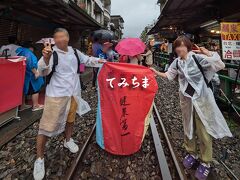 シニア夫婦が行く台湾2泊3日7万歩の旅② 台鉄でGo♪願い事よ舞い上がれ！十份の空に☆雨の九份☆冰讚の極旨生マンゴー☆ディナーは杭州小籠湯包