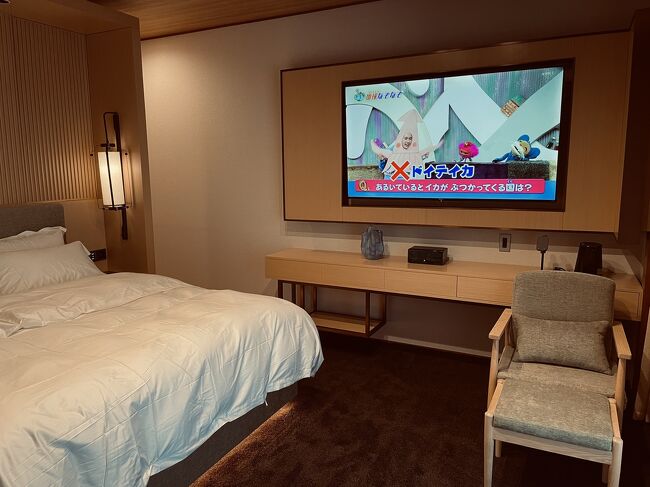 真鶴半島の鶴吉川温泉ホテル本当に素晴らしくて綺麗です、全館洋室、シーモンズベットです、テレビ55センチ、部屋にお風呂もあります、広さ35平米、大浴場あります、