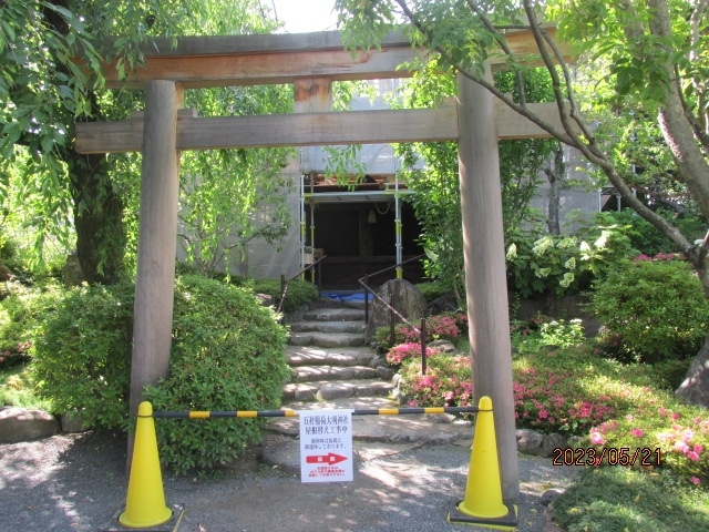 ここへ来るまで総持寺は横浜鶴見にある大本山総持寺と関係するお寺かと思っていた。鶴見の曹洞宗とは全く関係はなかったが、由緒、歴史はそこよりも余程か古い。何分、平安時代中期の創建で、鎌倉時代に入ってから立宗された曹洞宗よりも先にこの寺は創建されていたのだ。ましてや鶴見の大本山は、以前あった能登の大本山が火災で焼失し、大正時代に現在地に移転したのだ。歴史的には比較にならない程である。<br /><br />西国観音霊場でこの寺がユニークなのは、その創建主にある。通常お寺は仏教者、?僧によって創建されているが、ここ総持寺は古式調理の料理人、藤原山蔭によって創建されたのだ。過去四国霊場、それにこの西国霊場も既に１０数ケ寺順拝しているが、この様な専門職業人の寺の創建はどこにもなかった。そうした調理人創建のお寺がどうして観音霊場三十三ケ寺の一つに選ばれたのかは、自分にはよく分からないが、三十三ケ寺を選択した花山上皇が彼の料理法を気に入っていたのかも知れない。ちなみに山蔭は上皇の１００年程前の人である。<br /><br />箸と包丁だけで調理する山蔭流は全国の調理人から崇拝されているのか、ここには包丁塚などもあって、以前、どこかのお寺で見た筆塚、針塚、同様に、使い古された包丁が感謝の意を込めて奉納されていた。境内の横に長方形の建物があるが、これは時々テレビ等で放映される山蔭流調理実演の際に映し出される建物に違いない。見覚えのある建物だ。魚に一指も触れずに魚を上手に捌く。何と手間のかかる調理法かと思っていたが、それを一つの芸道にまで高めた山蔭。その技芸が現代にまで綿々と引き継がれている。これも一つの日本道の一つなのだ。最初境内に入った時は、余り変哲もないような印象を受けたが、境内を歩き、新たな発見をした。