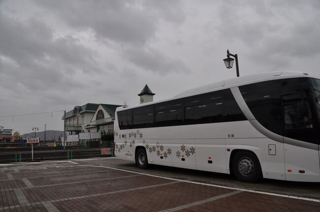 　2023年10月17日から19日にかけて北海道へ行ってきました。<br />　2024年3月末に廃止される根室本線富良野－新得間に乗りに行こうと、2泊3日で向かいます。<br />　北海道へは中部国際空港からピーチ便で、北海道内は「Peachひがし北海道フリーパス」を利用しました。<br />　新得駅からは、東鹿越駅まで根室本線代行バスに乗ります。