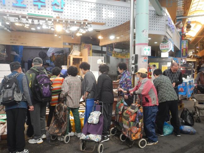 ようやく念願の安東へ行く。というのに、旅立ちの日が近づくにつれ、怖気づいてきた。原因は、ハングル。<br /><br />韓流ドラマにも縁がない。ハマっている友人と（日本で）歩いていると韓国人とすれ違うたびに♀「今何言ってたか分かった。」とつぶやく。尊敬する。<br />劇場版韓国映画はよく観るが、字幕。<br /><br />昔、クルーズで一日だけ釜山に降り立った時、ここは漢字を頼りに行動できないと知った。国際市場に直行し、釜山カルビ店の次々と運ばれてくる小皿たちとどっさりのお野菜に言葉を失った。こ、こっ、これでニ人前！？初めて水キムチを知ったあの日。<br /><br />こわごわの釜山入り、やはり”市場”が私を落ち着かせてくれた。