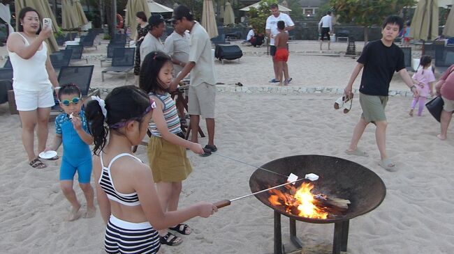 「新型コロナによる行動制限のない夏休み」という枕詞を何度も聞いた2023年の夏休み。<br /><br />本当の本当は今年のWBCでも大活躍だった今が旬の大谷サンを見にLAに行きたかったものの、世界的物価高＆円安のダブルパンチで我が家の予算的には絶対無理。<br /><br />航空券も現地の滞在費も、日本人がさほど悲しくならない程度の相場感の場所。なにより旅行シーズンかどうかも重要。などなど調べていって行きついた先は・・・バリ島！<br />なんでも6-8月くらいがベストシーズンなんだそう。<br /><br />私にとっては2回目のバリ。最初に行ったのが2003年。もう20年も前のこと。ちょっと話はそれますが、私のこの4travelの記念すべき1冊目の旅行記がボロブドゥール＆バリでした。<br />https://4travel.jp/travelogue/10008712<br />もう20年も前から４travelさんにはお世話になっているんだな。<br />まだ1枚ずつしか写真が上げられず、途中でうまくいかず止まったり。有線のADSLでしたし。それから比べたら充実しましたね。サイトもネット環境も。<br />そんな思い出もあるバリに、今度は家族で行こうということでということで、私の趣味でもある航空券とホテルを探す日々が始まりました。<br /><br /><br />■航空券<br />福岡からバリ・デンパサール直行便はないので、いずれにしてもどこかを経由することになります。すると妻が「帰りに台北かシンガポールにも寄りたい！」と。料金比較サイトなどで、経由地、ストップオーバー、出発日・時間と帰着日・時間など色々調べていったところ、シンガポール航空と台湾経由でエバー航空/チャイナエアラインが候補に。予算的にも何とか30万円には収まりそうだ。進めていくと、シンガポール航空で往路にストップオーバーし2泊する旅程だと大人2人小学生1人で約22万円という航空券を発見！復路でストップオーバーすると40万。妻の希望とは異なり往路でのストップオーバーだけど、ずいぶんお得なので即決。<br /><br /><br />■ホテル<br />ホテルは1000円くらいから100万を軽く超えるものまで、ビーチから山までその旅スタイルに合わせていくらでもあるのがバリ。<br />調べてみると、マリオット系ホテルが多数。これは私にとっては良い。<br />SPG AMEX時代の2014年から私が愛用しているマリオットボンヴォイカードもコロナ禍の中、マリオットボンヴォイAMEXと名を変え、また年会費も約3万から約5万に大幅増。まぁ我が家にとっては、家族カードも無料になり、400万円でプラチナと悪い話ばかりではなかったのですが。（この時点ではまだゴールド）これも使えるとなればポイントで宿泊費を減らせるのも好都合！最近SNSなどでも話題になることも多いこのカードですが、ほんといいカードなんで、ご興味ある方は今回の旅行記をご参考にしてみてください。（もちろん紹介も可能。）<br /><br />※SPG時代のカード特典などオクトーバーフェストのドイツ・ミュンヘン（宿泊はWESTIN）に行った時のことは下記参照<br />https://4travel.jp/travelogue/11550040<br /><br />ということで、シンガポール含めて、今回は旅の予算に合わせたマリオット系になりました。<br />・シンガポール：フォーポイントバイシェラトン・シンガポール，リバービュー2泊（1泊は301.75ドル＝3万円、しかも98ドルのクレジット付き！もう1泊はポイント宿泊31000ポイント）<br />・バリ/クタ：フォーポイントバイシェラトン・バリ,クタ　2泊（2,643,850 IDR＝￥25000くらい）<br />・バリ/ヌサドゥア：ザ・リッツ・カールトン・バリ　2泊（1泊はポイント宿泊46000ポイント、もう1泊はカードの更新による無料宿泊特典でちょうど50000ポイント）<br /><br />リッツカールトンは我らが福岡にも今年開業し、大きな話題に。<br />そんなリッツカールトンに割と低めのポイント＆無料宿泊特典で泊まるのは良い使い方でした。実際に泊ると6-7万円くらいでしょうか。私は感覚的に1ポイント＝1円で使えればまぁいいかなと思っていますが、今回はそれを十分満たします。ポイントは変動するのでしっかり見ていくことが大事です。<br /><br /><br />■旅程<br />・7/29(土) <br />SQ0655福岡1000⇒1500シンガポール<br />　マーライオンパーク～パームビーチでチリクラブ～建国記念日ショー（リハ）<br />泊：フォーポイントバイシェラトン・シンガポール，リバービュー<br /><br />・7/30(日) <br />　アドベンチャー・コーブ・ウォーターパーク～Singapore River Dining （シンガポール・リワードSingapoRewardsで無料）<br />泊：フォーポイントバイシェラトン・シンガポール，リバービュー<br /><br />・7/31(月)<br />午前中：ムスタファセンター＠リトルインディア　お土産買い<br />SQ8588(TR 0286)　シンガポールSIN1630⇒1900バリ・デンパサール <br />泊：フォーポイントバイシェラトン・バリ，クタ<br /><br />・8/1(火) <br />午前：ホテルのプール～夕方：ラプランチャ＠レギャン～夜：買い物＠ビーチウォーク<br />泊：フォーポイントバイシェラトン・バリ，クタ<br /><br />・8/2(水) <br />午前：ホテルのプール～午後：Jasmine Aromatic house～ホテル移動 ←★この旅行記<br />泊：ザ・リッツ・カールトン・バリ<br /><br />・8/3(木) <br />ホテル内～夕方：バリコレクション<br />泊：ザ・リッツ・カールトン・バリ<br /><br />・8/4(金)<br />午前：ホテルでゆっくり～午後/ウォーターボム バリ<br />SQ8589(TR 0287)　バリ・デンパサール2000⇒2235シンガポール<br /><br />・8/5(土)<br />SQ0656　シンガポール0120⇒0820福岡<br /><br />■レート<br />・シンガポール<br />１SGD＝107~109円くらい<br />昔は80円前後だったことを思えば物価上昇と相まって総じて日本より高いと思ったほうが良いです。もともと高いビールは1本13ドルくらい。<br /><br />・インドネシア<br />100IDR＝0.9円くらい<br />ゼロを2つとるイメージです。<br />