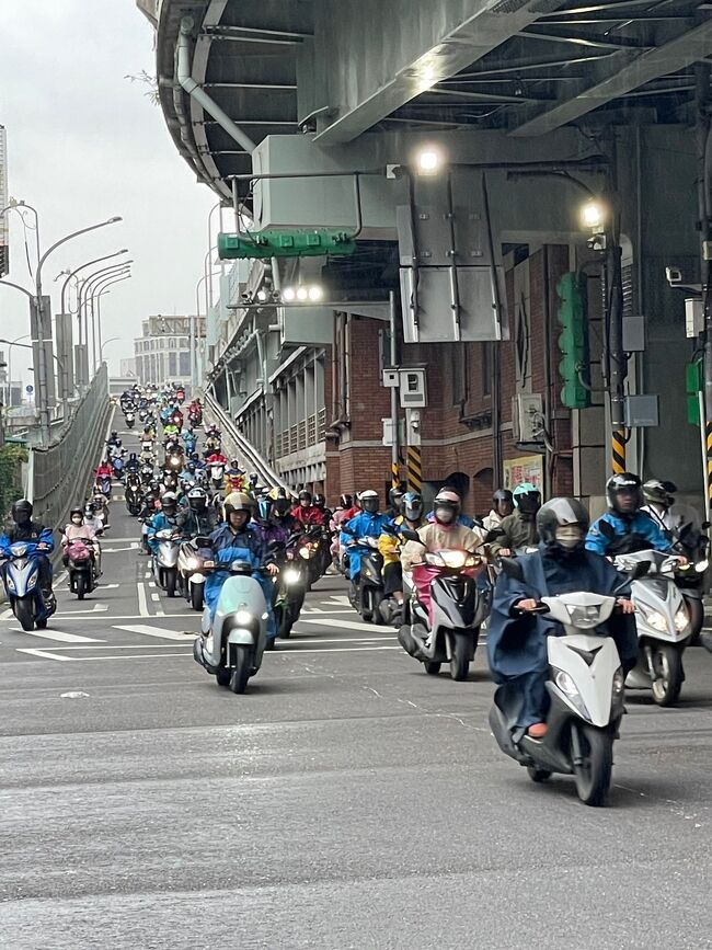 台北3日目、最終日です。松山空港からの帰国で、17時前の便だからたっぷり楽しめます。<br /><br />台湾の朝食、マンゴーかき氷、月餅、カステラ、小籠包。<br />最後まで漫喫しました。<br /><br />この旅で小籠包を4店で食べました。値段比較もして見ました。