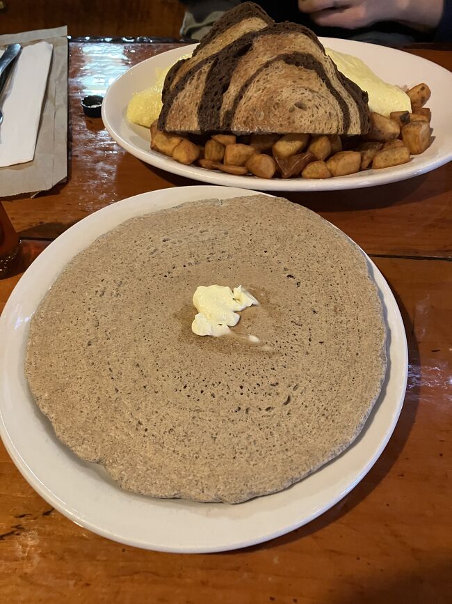 旅行3日目。残念ながら雨となったためパンケーキを食べて帰ることに。地元の名店Parker Maple Barnに行ってきました。