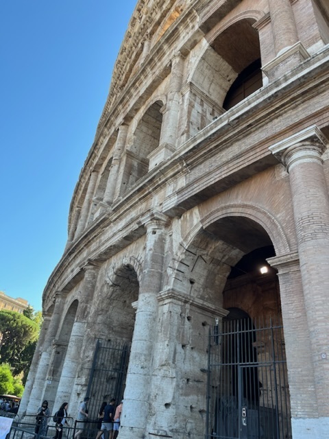 イタリア旅行2日目、ローマ滞在2日目です。<br />コロッセオなどローマ時代の遺跡を巡りました