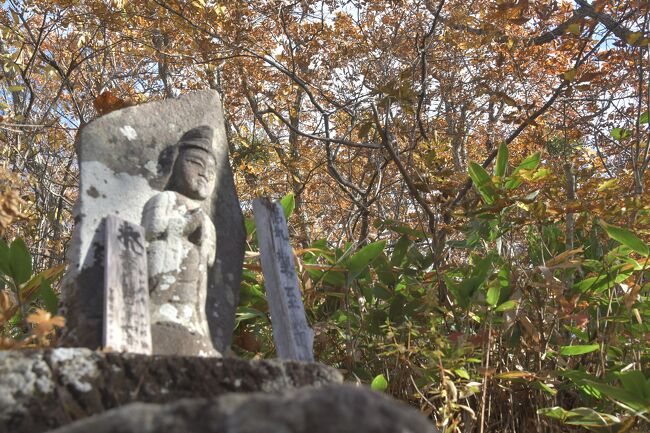 10月は晴天が続くので飯綱山へ紅葉を楽しみに行った。赤、黄色のコントラストが素晴らしく秋を充分に堪能できた。トレッキング中に見た色々の菩薩が紅葉と一体となり素晴らしい景色になった。