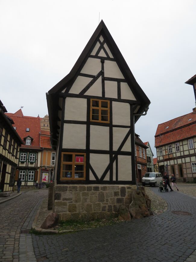 2023年5月7日（日）Wernigerode ヴェルニゲローデに行った後、10年ぶりにQuedlinburg クヴェードリンブルクへ行きました。表紙のフォトは街角に立つFachwerkhaus　木組みの家です。Quedlinburg クヴェトリンブルクに来たのなら、聖セルヴァティウス協会Stiftskirche St.Servatius へ行くべきなのですが、今回時間がなく、行けなかったので、次回こそは！っと今回のQuedlinburg クヴェトリンブルク、次回に持ち越す内容があり過ぎるかも。<br /><br />&lt;旅行日程＞<br />0426 羽田国際空港→Mainz<br />0427 Mainz→Metzingen(Wurtt) →Dettingen → Bad Urach→<br />　　　　Tubingen←▲NG DB遅延で行けず、Mainz　マインツに戻る<br />0428　Mainz→Ladenburg→Weinheim→Heppenheim ←▲NG DB遅延<br />0429　Mainz→Rudesheim(Rhein)→Alsheim<br />0430　Mainz→Munchen　移動<br />0501 Munchen →Starnberg→Tutzing→Murnau→Weilheim→Munchen<br />0502 Munchen →Gunzburg→Ulm→Giengen<br />0503　Munchen→ Freising<br />0504　Munchen →Hannover　移動<br />0505　Hannover →Lübeck→Hamburg<br />0506 Hannover →Bad Sooden-Allendorf　→Hann Münden→Witzenhausen Nord<br />★0507 Hannover →Wernigerode→Quedlinburg→Goslar<br />0508　Hannover →Rinteln→Hameln→Hildesheim→Elze(Han)<br />0509　Hannover →Paderborn→Höxter→Holzminden<br />0510　Hannover →Mainz→Bachrach　移動<br />0511　Mainz→Cochem→Koblenz<br />0512 Mainz→Bad Wimpfen→Heidelberg<br />0513　Mainz→Köln<br />0514　Mainz→Limburg→Idstein<br />0515　Mainz
