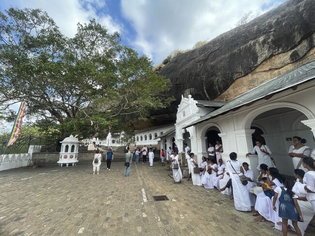 2023年９月13日（水）午前<br /><br />この日の朝はポロンナルワからバスで、スリランカ中部の町：ダンブッラへ移動し、午前中は石窟寺院を見学したり、ローカルマーケットを見物したりしていました。<br />その石窟寺院（1991年に世界遺産登録）ですが、BC3世紀に修行の場として開窟、シンハラ王朝の戦勝記念に建立されたそうです。以降代々の王朝により修復・増築が行われ、5つの石窟からなります。<br /><br />当初はシギリヤの後に行く計画でしたが、宿（岩見荘）でのチェックイン時間，ピドゥランガラロックでの夕陽鑑賞，翌日の旅程を考えると、先にダンブッラ観光を済ませておいた方が効率良いと判断したのです。<br />イナマルワ～ダンブッラ間を無駄に往復することになりますが、大した距離・時間でもないので、ダンブッラ観光後にシギリヤへ向かうことにしました。<br /><br />