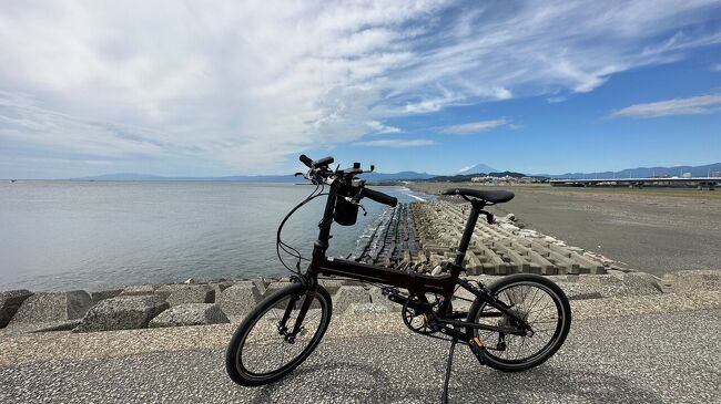 折り畳み自転車で往く東海道自転車旅三日目。<br /><br />本日はロマンスカー輪行を活用して日帰り。藤沢駅から復帰し、小田原宿まで向かう。<br /><br />~~~~~~~~~~~~~~~~~~~~~~~~~~~~~~~~~~~~<br />江戸時代、江戸・京都を行き来する人々で賑わったという東海道。<br />当時の庶民にとって、旅行など夢のまた夢で、幸運にも東海道を辿った人々にとっても、一世一代の大冒険であったはずである。<br /><br />、、、が、当時の市井の方々の夢でありえたということは、現代の技術を用いれば（平日は仕事に追われる）私だって踏破できるはずである。という訳で、夢の技術をフル活用しつつ、東海道を回ってみることにした。