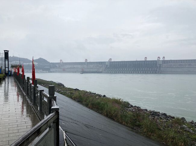 重慶を離れ、次は三峡ダムを見に行きます。僕はダム萌えな人間なので、ずっと以前からいつか行きたいと思っていました。でも、ここもネット上に観光情報が多くないので、どの様に行けばいいのか良く分かりません。とにかく現地ヘ行けばどうにかなるだろうと、ダムの近くに宿をとって、列車の予約を入れました。三峡ダムの観光の仕方を記録として残しておきます。<br /><br />フォートラベルの三峡ダムの扱いが、重慶の分類されているみたいなので、本当は湖北省宜昌ですが、エリアを重慶にしています。