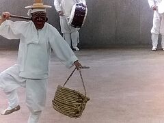 月夜の下で仮面劇！？