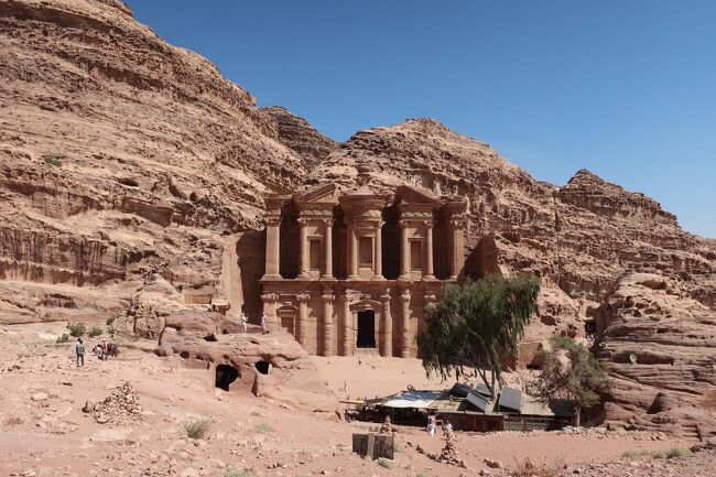 西遊旅行社さんの「王の道が貫く砂漠の国ヨルダン８日間」のツアーに参加しました。旅全体の概要は旅行記①で紹介させていただいているので、ここでは省略させていただきます。また、ペトラ遺跡の歴史についての簡単な説明は旅行記②の「概要」に記載しています。興味がある方はご参照ください。<br /><br />この旅行記③では、ツアー３日目(２日目まではほぼ移動だったので、本格的な観光はこの日からですが)のペトラ遺跡観光の午後の様子を紹介させていただきます。午前中の観光はペトラ遺跡のメインストリート沿いにある主だったところを巡りました。(旅行記②)　その後、The Basin Restaurantで昼食をとり、エド・ディルという山の上にある遺跡に向かいます。エド・ディルを堪能した後は、ビザンチン教会、王家の墓を見て、ホテルに戻ります。その後、近くのペトラ博物館に行ったり、夕陽を見に行ったりしました。<br /><br />ペトラ遺跡内での総歩行距離　15ｋｍ