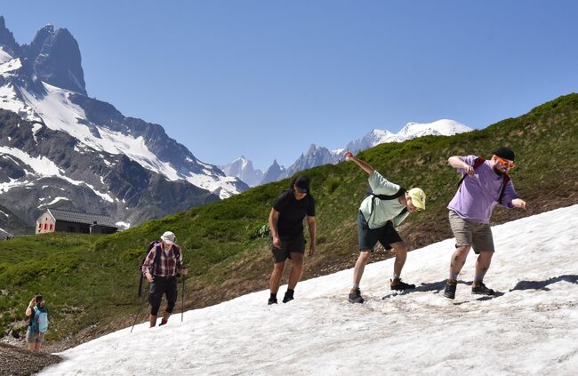 【本日(7/9)は「モンブラン山群大展望最終日】～(天気は快晴)<br /><br />【国境を越え「スイス領域」に入る】<br />〇本日は『スイス領域』の「バルムコル」までのトレッキング。「ゴンドラ」と「リフト」を乗り継いで約2200mまで登り、ここからスイスとの国境「バルムコル」(約2000m)を目指す(※平坦で整備されたコース)<br /><br />【『バルムコル』からの景観美～「モンブラン山群」最高!!】<br />〇「シャモニー」には「モンブラン山群」を望む絶好ポイントは数多くあるが、ここ『バルムコル』からの展望は素晴らしい !(※お薦め)<br /><br />※明日からは友人夫妻との「9泊10日間」のレジデンス自炊生活を終え、ジュネーブ空港⇒イスタンブール空港(経由)⇒羽田空港との長い空旅となる<br /><br />【モンブラン山群大展望の山の旅～感想】<br />①「友人夫妻」との4年ぶりの「ヨーロッパアルプスの旅」～食事も美味しかったし、いろいろと談笑した(※最高の日々を過ごした)<br />②天候に恵まれ予定通りの展望ポイントからモンブラン山群を望めた<br />③その日その時の表情の違う「モンブラン」を望めた<br />④マルチパスの元は十分取ったぞー((笑)<br />⑤(心残り)夕焼けに染まる「モンブラン山群」を望めなかった<br />(※「アルジャンティエール」は「モンブラン」の東に位置し朝日は当るが、夕日はどうしても当たりにくい)【※夕日に染まるモンブランを見たければ「シャモニー」の街より西側で見るのが良い】<br /><br />【写真投稿時季のズレ】<br />〇今春、満を持して世界最高峰「エベレスト」展望に挑み、標高5357mの「ゴーキョピーク山頂」と標高5340mの「レンジョパス」から「エベレスト山群」を展望した。その余韻に未だ浸っている。ようやく今頃になって時季外れとなったが『モンブラン山群大展望山の旅』を投稿しようという気になった<br />〇ヒマラヤは自らの足で歩かないといけないが、ヨーロッパアルプスはロープウェイ等が整備されており、楽に誰でも4000m峰を望むことができる。誰にも好き嫌いはあるが、くっさんは&quot;&quot;どっちも好き&quot;&quot;今回は特に【最高の「モンブラン山群大展望山の旅」であった】<br /><br />※『モンブラン山群展望山の旅』を考えておられ方の参考に資することができたら幸甚。&quot;最後までありがとうございました&quot;