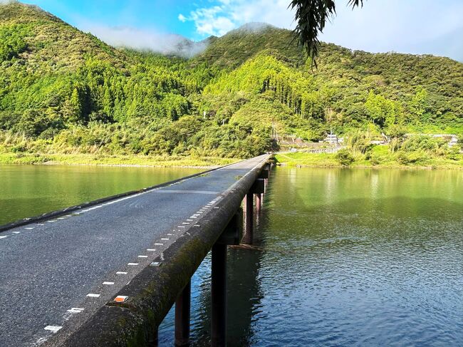 満を持しての四国旅三日目。<br />雨も昨日一日で降り尽くしたでしょう。(笑)<br />このあとの予報では滞在中、雨予報はなし。<br />しかし、「ガス」に悩まされることにはなるんだけどね。<br /><br />北海道の中に四国は四つも入るんだよ~、四国四県一週間もあれば充分回れるでしょう、なんて甘く見るにもほどがあるよね。^^;<br />泣く泣く却下となった場所が、何箇所あることか。<br /><br />有名観光地でも昨日は桂浜を却下し、今日はにこ淵を却下し、このあと、なんと四万十川も足摺岬も却下し、と泣く泣く諦めたところが何箇所も。<br />流石に年を考えたら、リベンジは難しいので、できる限り納得できる行程を組んでみました。<br /><br />ドライブ旅行は、距離と滞在時間など、時間の配分が命。<br />が、そんな情報はありそうでなかったので、今回の旅の旅行記はちょっとそっち方面を意識して作ってみました。<br /><br />うざくなるのはご勘弁を。(笑)<br /><br />【四国旅・全行程】<br /> 10/7 千歳→羽田→徳島空港→室戸岬(民宿室戸荘泊)<br /> 10/8 室戸岬→高知(ブライトパークホテル泊)<br />★10/9 高知→梼原(マルシェ梼原泊) 梼原(ゆすはら)と読みます(前後編あり)<br /> 10/10 梼原→今治(スーパーホテル今治泊)<br /> 10/11 今治→剣山(民宿まつうら泊)<br /> 10/12 剣山→徳島(東横イン徳島眉山口泊)<br /> 10/13 徳島→淡路島→徳島(東横イン徳島眉山口)<br /> 10/14 徳島→羽田→千歳 <br />