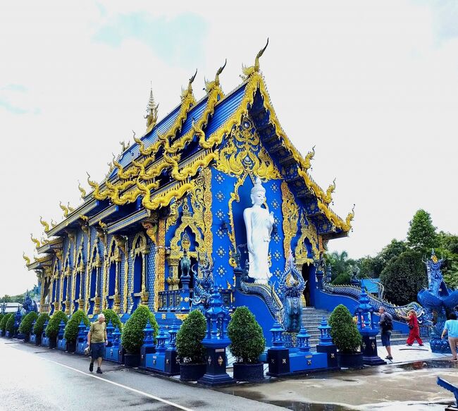 ・今年の海外は釜山以来２回目です。タイは５年ぶり♪<br /><br />・以前からチェンライのブルー寺院とホワイト寺院に行きたいと思っていました。<br /><br />・今年から関空～チェンマイへの直行便が運航され６時間弱で到着！<br />日本からの直行便は関空からのタイベトジェットだけです！<br /><br />・チェンマイからチェンライには180ｋｍで車で３時間程かかり個別にドライバーの検討もしましたが目的の寺院が行けるツアーに参加。<br /><br />・チェンマイのホテルはランクアップをお願いしました！！<br /><br />・関空に6：30集合で前泊しました。<br /><br />