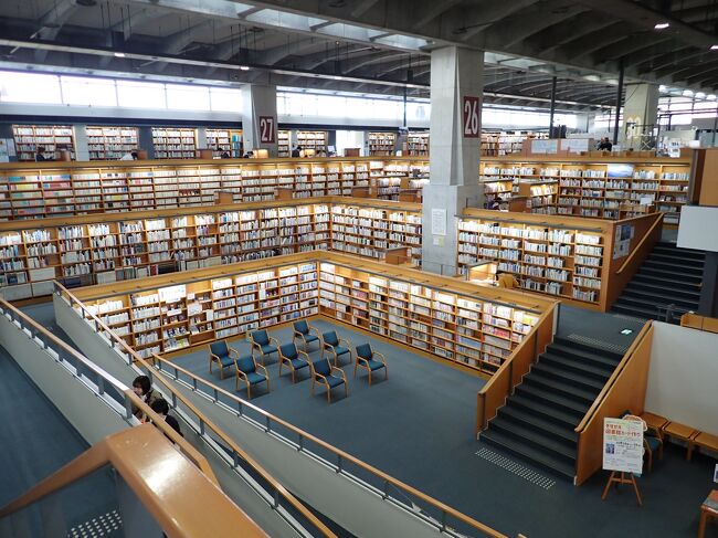 「図書館戦争」の撮影に使われた十日町情報館へ行きました。<br />事務所で届を出せば撮影が可能です。<br />美しい図書館です。<br />[T067]アスファルト・スポットは道路横にあります不思議空間です。<br />お手洗いもありちょっとした休憩にも使えます。<br />光の館は雨のため天街が閉まっていたので諦めました。<br />レイチェル・カーソンに捧ぐ ～ 4つの小さな物語は光の館のすぐ下にあります。<br />[K007]森の番人 / 吉水浩は二股の交差点にあり節黒城へ行く道の分岐にあります。<br />高倉十二神社は今年の会場にはなっていませんでした。