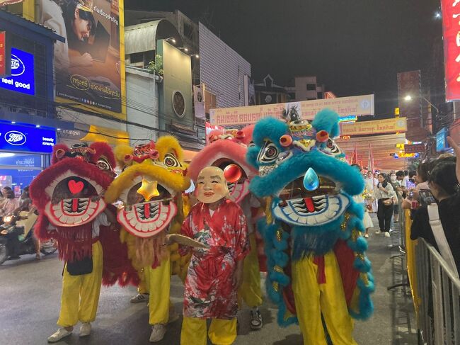 2023年のキンジューは10月15日から23日に行われました。キンジューとは、神様や先祖を悪事からお祓いするために菜食を誓う儀式の一つで、タイの中華系コミュニティで行われます。プーケットのお祭りが有名です。バンコク の中華街ヤワラートも昼間から観光客であふれ、夜はパレードもあり、大変盛り上がります。