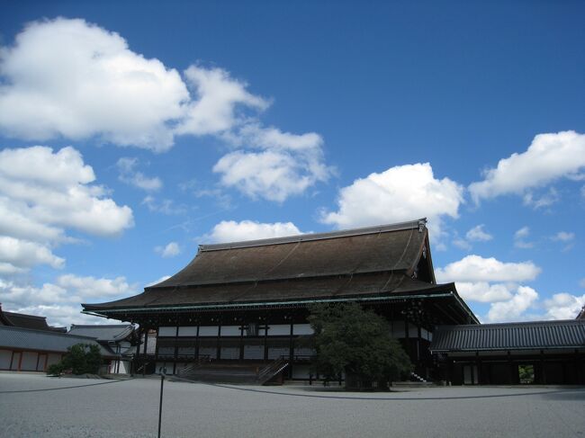 2018年の「とうとう桂離宮、見てきました！《京都アートの旅》」がとてもよかったので、2019年に《京都アートの旅》第2弾を計画しました。桂離宮を見たのですから、こんどは京都御所、仙洞御所、修学院離宮でしょ！！<br /><br />ところが、出発2日前に連れ合いが発熱、やむなく旅行断念となってしまいました。<br /><br />その後、リベンジを試みるも、コロナ禍でなかなか実現できず、4年ぶりにやっと念願がかなった、というわけです。<br /><br />タイトルは《京都アートの旅》なのに、なぜか初日はなんばグランド花月です。これはお久しぶりの関西旅行ということで、ごほうびのオマケです。<br /><br />旅程は下記の通りです。<br />（　）は交通手段、●は見学、※は食事、『』はお目当、☆は現在の旅行記、を表します。<br /><br /><br /><br />1日目<br />品川ー（新幹線）→新大阪ー（地下鉄御堂筋線）→なんば<br />　●なんばグランド花月『ミルクボーイ、文珍』<br />　※「かに道楽」でランチ<br />なんばー（地下鉄御堂筋線）→新大阪ー（新幹線）→京都<br />新阪急ホテルに2泊<br /><br />2日目<br />京都ー（地下鉄烏丸線）→烏丸今出川<br />☆●京都御所<br />　●仙洞御所<br />　※「寺町よしくら」でランチ<br />　●相国寺承天閣美術館『若冲と応挙』<br />烏丸今出川ー（地下鉄烏丸線）→京都<br />ホテルで休憩<br />京都ー（バス）→河原町松原<br />　※ビストロカワノで夕食<br />河原町松原ー（バス）→京都<br /><br />3日目<br />京都ー（徒歩）→七条ー（京阪線）→出町柳ー（叡山電車）→修学院<br />●修学院離宮<br />●曼殊院『桂離宮に通じるデザイン』<br />●圓光寺『活字』<br />穂野出で『雲母漬（きららづけ）』を買う<br />※「一乗寺なかたに」でランチ『緑茶ティラミス』<br />●恵文社一乗寺店<br />赤石ー（京阪バス）→京都<br />ホテルで荷物受け取り<br />京都ー（新幹線）→品川<br />※「はしたて」の夕食はキャンセル、新幹線時間を早めて帰宅後夕食<br /><br />