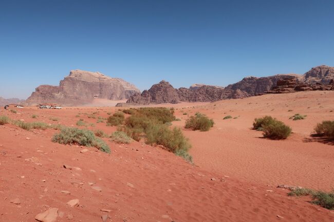 西遊旅行社さんの「王の道が貫く砂漠の国ヨルダン８日間」のツアーに参加しました。旅全体の概要は旅行記①で紹介させていただいているので、ここでは省略させていただきます。<br /><br />ツアー４日目。２泊したペトラゲストハウスを後にして、ヨルダンの南部にあるワディラムに向かいます。ワディラムではジープに乗り、ロレンスの泉、赤い砂丘、ワダック石橋、ハザリ峡谷を廻りました。昼食は近くのキャンプ場のレストランでベドウィンの伝統料理をいただきました。午後はヨルダンの南から北への大移動で、今夜の宿、アンマンのアンバサダーブティックホテルに向かいました。<br /><br />