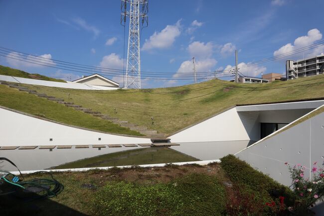 昨年に続き、今年も六町ミュージアム・フローラを訪問しました。<br />今年もやはり歩いて六町まで。約２万歩、約１４キロでした。<br />文教大学東京あだちキャンパスの学食でランチをいただき、花畑記念庭園桜花亭に寄り、島田屋製菓でバームクーヘンを買い、六町ミュージアム・フローラへ。<br />秋の日差しにしては、ちょっと暑く、汗も流れる散策でした。<br /><br />☆前回の六町ミュージアム・フローラ<br />草加松原松並木から六町ミュージアム・フローラまで歩いてみた☆MARQUIS BURGER WORKS☆2022/04/28<br />https://4travel.jp/travelogue/11751970