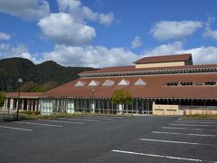 プールで泳ごう31　かわもとおとぎ館　不釣り合いな巨大建物