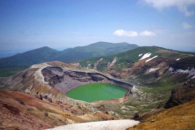 電車とバスを使って蔵王登山に行ってきました。<br /><br />ルートは御田ノ神湿原&#12316;刈田岳&#12316;熊野岳&#12316;蔵王温泉。湿原にはワタスゲやチングルマなど高山植物豊富で、稜線から眺める御釜はものすごい迫力でした。<br /><br />見所豊富でお勧めです。<br /><br />▼ブログ<br />https://bluesky.rash.jp/blog/hiking/zao3.html