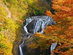 すっかり、もう、秋　紅葉に包まれる袋田の滝