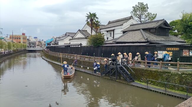 蔵の街という栃木市に散策に行きました。巴波川(うずまがわ)沿いに遊歩道があり遊覧船もあります。たまたま蚤の市まつりでキッチンカーや屋台が出てました。岩下の新生姜のミュージアムはピンクの館でした。因みに栃木県の県庁は宇都宮にあります！<br />栃木駅についたら雨が...肌寒いので頑張って歩きます！