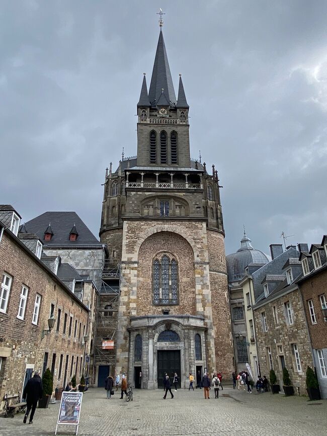 4日目です。今日はベルギー、ドイツ、オランダの3カ国の国境へ行き、アーヘン大聖堂、オランダ第二の都市であるロッテルダムへ行きます。