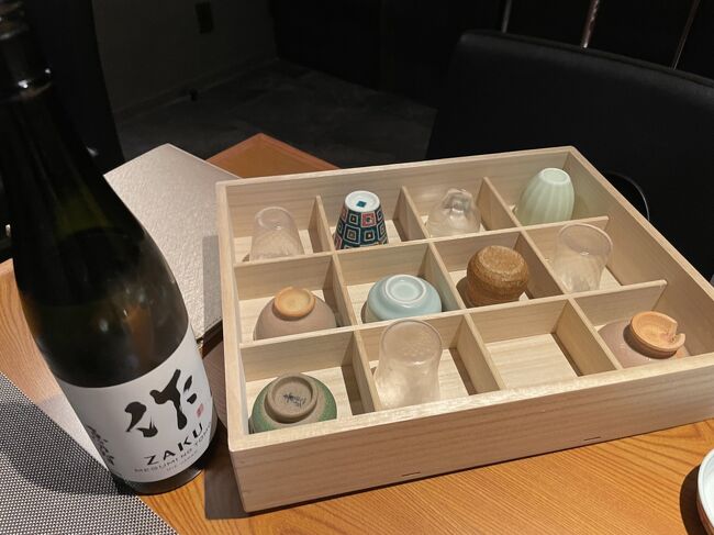 大学時代の数学科同級生女子3人で久しぶりに会うことになりました。 <br />3人とも仕事が休みの日を調整して平日の夜、表参道の和食店の「和ダイニング 表参道 良酒良餐」へ♪<br /><br />表参道駅から近くて、ちょっと小路に入った静かな佇まいのお洒落なお店で、和食に合う日本酒がたくさんありました。<br />お猪口もお洒落でどれにしようか迷ってしまうくらい。<br /><br />イケメンオーナーにお料理に合うお酒をペアリングしていただき、どのお料理もとても新鮮で美味しいものばかり。とても美味しかったです。<br /><br />隠れ家的な店内でゆっくりと学生時代に戻って会話ができて、楽しいひとときを過ごすことができました。<br /><br />季節によってお料理が違うと思いますので、それに合わせた日本酒もまた飲んでみたいね。また行こう!と言ってみんなと再会を約束しました!!<br /><br />それでは表参道の和食店での美味しいお料理と日本酒、ご一緒におつきあいください(^^)<br /><br />◆和ダイニング 表参道 良酒良餐◆<br />https://omotesando-ryousyuryousan.com