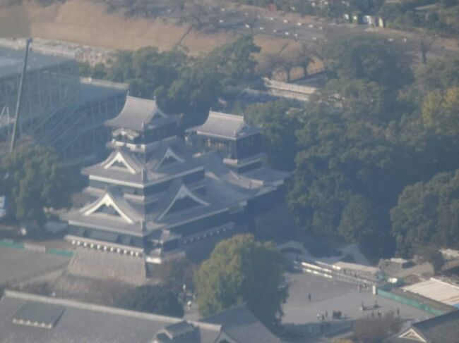 １０回目の熊本県訪問。<br />１０回の中には熊本地震に遭ってしまうという衝撃的な体験もしました。<br />地震後は５回目の熊本です。<br /><br />飛行機から熊本城は初めて。<br />天守は再興していますが周りはまだですね。<br /><br />３泊４日旅行代金合計　５４３８３円<br /><br />交通費小計　３８４４３円<br />飛行機　羽田→熊本　１１０２０円<br />レンタカー４日間　１２７００円<br />ガソリン代　３７０３円　６２１．４ｋｍ／２２．１９Ｌ＝２８ｋｍ／Ｌ<br />高速道路　八代ー人吉　無料<br />飛行機　熊本→羽田　１１０２０円<br /><br />宿泊費小計　１２２１０円<br />１泊目　素泊　３５４０円<br />２泊目　朝食　５３７０円<br />３泊目　素泊　３３００円<br /><br />飲食費小計　３７３０円