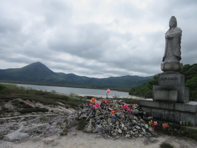 青森市から車で下北半島へ。恐山を参拝し、途中宿泊を挟んで八戸方面へ観光しました。少し曇っていたり、小雨が降ったりと寒いときもありました（夜は5月なのに雪も降りました）。