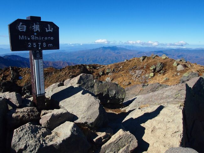 2023年11月1日、関東以北最高峰の日光白根山（標高2,578M）に登ってきました。前日の19時にレンタカーを借りてコインパーキング（夜間最大料金400円）に駐車し、当日早朝3時に活動開始しました。練馬インターから沼田インターまで関越道を利用し、国道120号線を日光方面に進み6時頃に菅沼登山口に到着しました。しかし駐車場には他の登山者の車はなく、不安を抱えたまま一人で入山しました。さらに登山道は落葉が堆積し不明瞭な上、ピンクテープもロープも見当たりません。これはまずいと思い10分程で引き返して、王道の丸沼高原ロープウェイ利用のコースに変更しました。