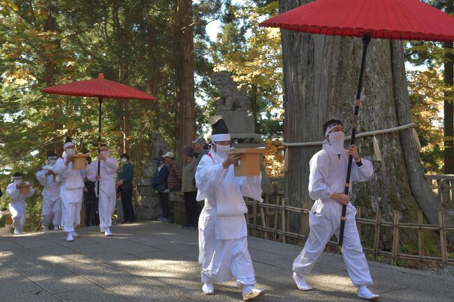 11月1日9;00am～戸隠神社中社において“新そば献納祭”。戸隠新そば献納行列・新そば献納式。大地の恵みに感謝し戸隠の大神様に新そばを献納する神事。今日から新蕎麦の提供が始まった。