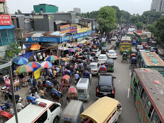 世界で最も観光客が来ない国の一つ、バングラデシュ。２日目も案の定絶望的な渋滞です。見えているそこまで行くのに何時間も。「現行犯逮捕された犯人たちと一緒に雨宿り」を始め、すぐさま誰かに話したくなるエピソードが次から次へと増えていく過密都市ダッカ。くたびれ果てたのに、なぜか心地良い不思議な街を彷徨います。