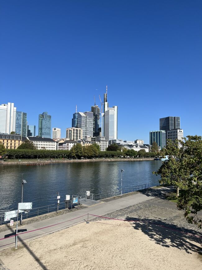 　さぁ、今回の旅行の最終日フランクフルトにやってきました。デンマークのすぐ南にある港町ハンブルクからICEに長時間乗ってやってきました。このICEはいわく付きでファ―ストクラスとを取ったものが、ドイツ鉄道の都合でキャンセルされ、２等を取り直したのですがこれが乗り継ぎ便で、空港駅で一旦降りて別のICEに乗り着くはずだったのですが、これが遅れてしまって乗り継げず、やむなく空港駅から通常の電車に乗り換えて中央駅までやってきました。明日は日曜日でほとんどの店が閉まるため、今日は最後の買い物として「フェイラー」のハンカチを買いに行きます。<br />列車を乗り継いで何とか中央駅にたどり着いて、すぐにマイン川沿いのスカンデックホテルにチェックインし、スーツケースを部屋に入れてすぐにまたもやＳバーンに乗って「フェイラー」の店にやってきました。閉店が18時で1時間前に入ることができました。ここは圧倒的に日本人が多く、「フェイラー」のハンカチはドイツではそうでもないのですが、日本ではとても有名で大量に買ってしまいました。翌る日曜日はシュテーデル美術館によって、またもやフェルメールの「地理学者」を探しに行きました。天気の良いフランクフルトは川沿いがとてものどかでのんびりした空気感が流れ、明日は帰国と言う日をとても満喫することができました。土曜、日曜と連続してラーメン屋に行きました。土曜日は少し早めに行ってお店の前で予約がないため待っていたら、すぐに呼ばれて外で飲んでいたお酒と中で頼んだビールで少しベロベロになってしまいました。<br />＝＝＝＝＝＝＝ ＝＝＝ スケジュール　＝＝＝＝＝＝＝＝＝ <br />9 月中旬から11泊で北ドイツ、チェコを回りました。フランクフルトから入ってからは、すべてドイツ鉄道やチェコの鉄道で回りましたが、やはりドイツも温暖化の影響かとても暖かく、天気にも恵まれて素晴らしい旅行となりました。<br />　具体的には成田からフランクフルトまで飛んでフランクフルトで1泊、この日はもう寝るだけだったのですが、そこからドイツ鉄道でドレスデンに移動して2泊、それからチェコ鉄道でちょこっとプラハに向かいプラハで2泊、それからまたもやチェコ鉄道で今度はドイツの首都ベルリンに向かいました。　<br />　ベルリンでは3泊、それからまたもやドイツ鉄道で今度はデンマークの南に位置する、北の港町ハンブルク。ここで2泊。北の旅情を充分楽しんでから、空港のあるフランクフルトに戻ってきて、ここで1泊。トータルで現地で11泊して帰ってきました。<br />9月13日（水）フランクフルト<br />　成田から14時間の長い飛行を終えてフランクフルト空港に降り立ちました。ここからは鉄道で中央駅に向かい、駅前の東急インに宿泊します。もう18時から19時にかけての到着で重いスーツケースを引きずって、疲れきった足で駅前のホテルにたどり着きました。でもカードの読み取り機が故障しているようで、フロント前が大渋滞でした。疲れた足で何とか耐えて、40分ほど待ってようやくチェックインできました。あぁ疲れた。<br />東急インフランクフルト　宿泊<br /><br />9月14日（木）ドレスデン<br />　結構朝早く1時過ぎの電車で4時間半かけてフランクフルトからドレスデンに移動。やはりドイツのICEは快適である。ようやくドイツ旅行がスタートした気分となる。さあ、ツヴィンガー城行きますよ。<br />NHコレクションアルトマルク　宿泊<br /><br />9月15日（金）ドレスデン<br />　昨日でツインが上の絵画館など有名どころは結構見たので、今日のメインイベントは「ブリュールのテラス」と日本から予約しておいた「歴史的緑の丸天井」です。ここは写真が一切撮れないんだけれど、「ダイヤモンド」「ルビー」「サファイア」が山盛りの部屋があるらしいです。キラキラなんだろうなぁ。<br /><br />9月16日（土）プラハ<br />　今日はドイツを一時的に出国して、隣のチェコにある「プラハ」に2泊します。チェコ鉄道でちょっと長い時間列車に揺られましたが、駅前のとても素晴らしいホテルに泊まることができました。プラハは15年ぶりなんだけど、とても楽しみです。<br /><br />9月17日（日）プラハ<br />　朝1番でトラムに乗って、プラハ城を目指して予定通り9時半には着いたんだけど、今日は日曜日で朝の礼拝があって教会のオープンは12時と言うことでとてもショック。昼まで何とか過ごしてなければいけません。聖ヴィート教会はやはり素晴らしい。<br /><br />9月18日（月）ベルリン<br />　ベルリンのホテルはメルキュール。まだ出来て6年のとても新しいホテル。今日は夕方に国会議事堂のガイドツアーを予約していて、がんばって夕方から出動します。国会議事堂はとても素晴らしい。<br /><br />9月19日（火）ベルリン<br />　今日はベルリンのメイン観光、「ベルリン博物館島」の「新博物館」と「ぺルガモン博物館」の観光です。夕方からはベルリン中央駅の近くにあるサウナに出動しました。<br /><br />9月20日（水）ベルリン<br />　まだ見ていない「ブランデンブルク門」とポツダム広場にある美術館で「フェルメール」を見るのが目的です。それから「青の教会」も行かなくては、昨日のサウナが良かったので、2日連続でこの日の夕方もサウナに出動します。<br /><br />9月21日（木）ハンブルク<br />　今日はベルリンからハンブルクへの移動日。ついにデンマークの南の街までやってきました。港町なので今までの内陸の街とちょっと違うかなぁ。ハンブルグでは観光船に乗って運河や川を遊覧しました。ちょっと港町の情緒が感じられる。<br /><br />9月22日（金）ハンブルク<br />　昨日で市庁舎や倉庫街を観光したので、今日はボートに乗るのとカフェ巡りですね。チョコレートのお土産もたくさん買いました。<br /><br />9月23日（土）フランクフルト<br />　ついに空港のあるフランクフルトに戻ってきました。もう明日は帰国日です。ラーメン食べたい。がんばって、残りユーロでフェイラーのハンカチを買って、ラーメン食べてちょっと醤油味を思い出しました。<br /><br />9月24日（日）フランクフルト<br />　シュテーデル美術館をゆっくりまわって、2日連続でまたもやラーメン屋に来て、夕方からもう帰国の準備で空港に向かいました。