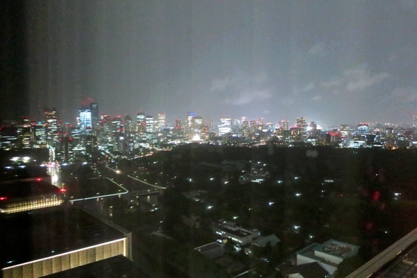 2022年1月に行ったフォーシーズンズホテル東京大手町。娘がとても気に入ってしまったので、8月のお盆期間に再訪しました。<br /><br />フォーシーズンズホテル東京大手町宿泊記2022冬①客室など<br />→https://4travel.jp/travelogue/11783306<br /><br />前回はスーペリアルームツインシティビューに滞在しましたが、今回はデラックスルームツイン皇居御苑ビューに宿泊したので、 お部屋の様子を中心に宿泊記を残したいと思います。<br />https://resoneko.hatenablog.com/