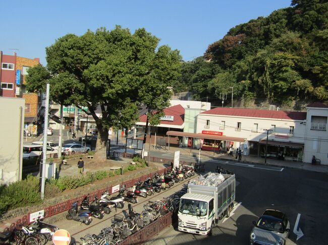 　京急の快速特急は三崎行である。途中の京急北久里浜駅で下車した。北久里浜駅は学生時代以来で半世紀近く来てはいなかった。しかも、夜間だったので何も印象はない。いつもは通過駅でしかない。<br />　その当時は京浜急行の快速特急は120km程度の高速運転でビュンビュンと飛ばしていた印象である。当時の山口百恵さんの歌でもそうである。<br />　駅員に聞いてみた。「この辺の運行速度は80kmと100kmです。120kmというのは横浜ー品川間での運行速度です。」なるほど。<br />　駅から南下して衣笠通りを満昌寺へと向かうのだ。<br />　しかし、森崎大橋を通れなく、車のディーラーで尋ねたところ、JR線沿いに行き、踏切を渡って行くと佐原交差点に出る。」ということであった。<br />　とても、北久里浜駅から歩けるような距離ではなかった。<br />（表紙写真は京急北久里浜駅）