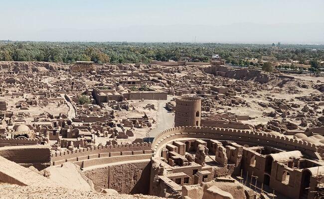 2023年6月現在、イランには全部で24箇所の世界遺産があります。今回はそのうちの18箇所の世界遺産を、18日間ツアーにて巡ってきました。<br />この旅行記は、今回巡った18箇所の世界遺産を順番に紹介します。<br />表紙の写真は、バムの城塞都市の全容です。バムは今からおよそ2000年前、ササン朝ペルシアの時代に城塞都市として築かれました。<br />2003年に起きた地震で破壊されましたが、その後20年の間に復興が進んでその全体を見ることができるようになりました。ここは今回のツアーで一番感動した世界遺産の一つです。<br /><br />