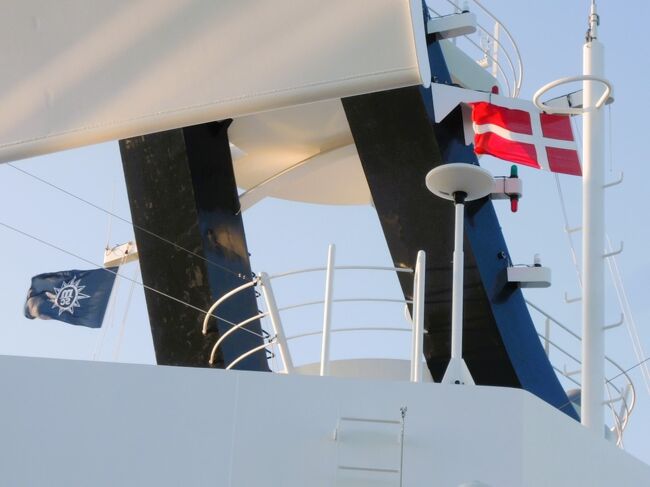 第4日目-1　コペンハーゲン観光に下船します　赤の地色に白の十字はデンマークの国旗です