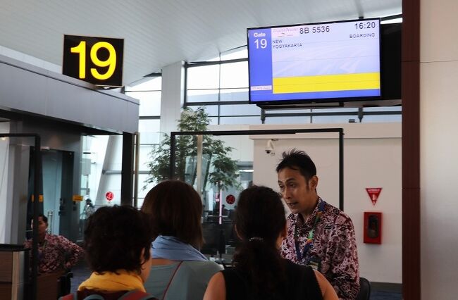 成田空港からベトナム航空でホーチミンへ向かいます。最終目的地はジャカルタですが、乗り継ぎ待ちで一泊します。市内までGrabタクシーで9万6千ドン(約570円)。空港ゲートから出たところでピックアップしてもらったので、少し安いです。30分ほどで宿のあるBuiVien通りへ。週末は歩行者天国でLiveやDanceで通りは盛り上がっていました。食事は路地裏でほぼ満席だった食堂を狙い、空席を見つけました。香ばしいアヒル肉をトッピングした焼き飯5万5千ドン(330円)です。<br />ジョグジャカルタ>2020年に竣工した新空港は市街地から43km離れていて、新しく開通した空港連絡鉄道で市内へ入ります。運賃は2万ルピア(190円)と安いのですが、自由席にもかかわらず定員制なので結局、キップを買えたのが3本目の列車で2時間待ちとなってしまいました。Grabタクシーだと29万ルピア(2800円)ですが、延々と一般道を走るしかなく、鉄道は39分で着くのに車は1時間20分ほどかかる模様。鉄道に乗ること自体も目的なのでおとなしく2時間待ちました。キップは自動販売機で買うのですが、現金とクレカは使えず、インドネシアの銀行カードか連携したスマホでしか購入できないので、結局インフォメーションセンターの女性に現金を渡し、当人のスマホで買ってもらいました
