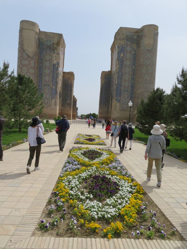 ４月にウズベキスタンへ行って来ました。<br />行くならタジキスタン、トルクメニスタン、カザフスタン、キルギスなど中央アジア全部を回りたい所ですが、長期に休めないので一番行きたかったウズベキスタンへ。パキスタンも行きたい。<br />イスタン♪の名のつく国にも惹かれております(^o^;<br /><br />現地ガイドの話が色々心に刺さりました。<br />古くは紀元前6～7世紀のペルシャから支配者が変わる度にそれまでの歴史を辿る物は何も残されず、自分のルーツは何なのか、何人なのか、自分達が何者か分からなくなったのだと話されました。ヨーロッパの歴史家などが残した資料（特にスペインに多くあるそう）で自分達の歴史を学ぶことが出来るようになるまで多くの時間が流れたようです。<br />ミナレットを指さし「分かりますか？ここから昼夜問わず大音量のアザーンが流れたら、いやでも皆覚えるでしょう？」<br />悲しい叫びに聞こえました。それでも彼もムスリムなのです。<br /><br />破壊を尽くしたモンゴル帝国支配の後、14世紀の英雄ティムールの出現によって真の復興と繁栄が始まります。<br />ほんの一部しかこの目で見れていませんが、日本人を好きでいてくれる国。優しさにも触れた良い旅でした。<br />本編は明るくいきます。<br />建物の壮大さとブルータイルに心ぶち抜かれて帰ってきました。<br />よろしければお付き合いくださいませ。<br />3日目はティムールの故郷シャフリサーブスへ。