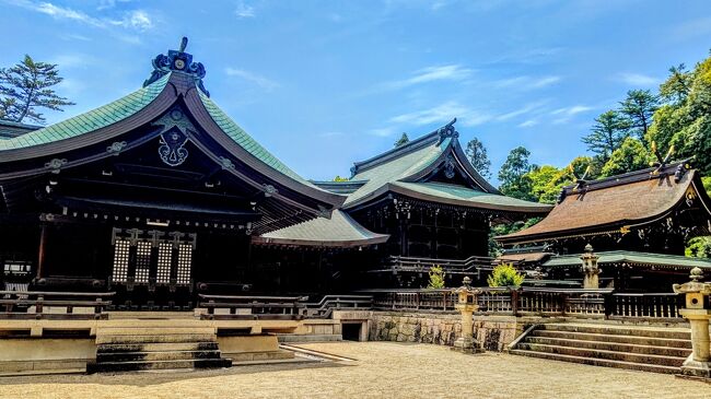 岡山県の一部、備中国を巡る旅。広島からサンサンライナーという高速バスで移動し、岡山駅近辺でレンタカーを借りて吉備津神社、備中高松城址、備中松山城、そしてべんがら吹屋に訪れた。周辺を効率よく周遊しようとすると、やはり車は必須だ。<br /><br />今回は旅の始まりから吉備津彦神社から備中高松城址までを紹介。