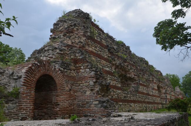 温泉が湧き出ることにより、古代より人がこの地に居住してきた街で多くのスパ・リゾート地として多くのホテルもある街ですが私はスパ・リゾートが目的ではなくローマ遺跡だけを目指してプロヴディフから電車で尋ねました。<br />ヒサリア（Хисаря）は地図で見るとブルガリアのほぼ中心にあります。<br /><br /><br /><br /><br /><br />