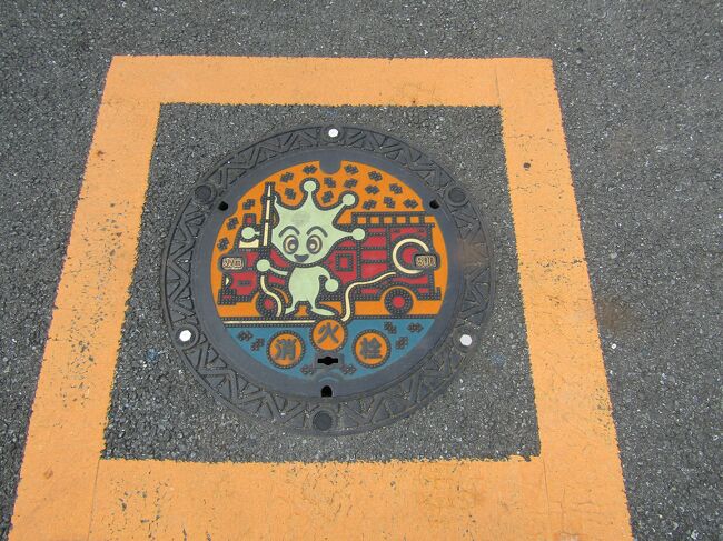 　横須賀市のマンホール蓋は上下水道局の上水道関連と下水道関連ではそのデザインの方向性に大きば違いが見られる。<br /><br />　上水道関連では水道の空気弁などのマンホール蓋には横須賀上下水道のイメージキャラクター「アクアン」が描かれている。<br />　「アクアン」は、水道創設90周年を記念して誕生した水の妖精をイメージしているイメージキャラクター」として作成された。<br />　カラーマンホール蓋である。<br /><br />　一方、下水道関連ではペリーと蒸気船（黒船）がデザインされている、こちらは彩色されてはいない。<br />　ペリーが黒船で来航したのは浦賀沖であり、上陸したの0砂浜が広がるは久里浜である。浦賀も久里浜も横須賀軍港や横須賀中心部からはなれた南側に位置している。<br /><br />　側溝蓋はデザインが一つだけのように、古くからそのままのようだ。<br />（表紙写真は消火栓のマンホール蓋）