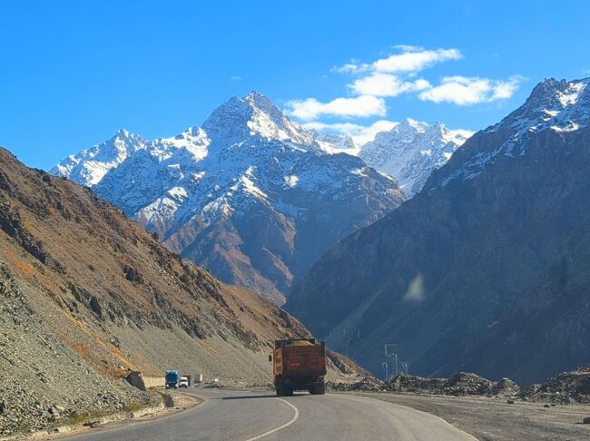 中央アジア・タジキスタンでの峠越えがとても壮大だったので、旅行記に記すことにしました！<br /><br />世界有数の山岳国家であるタジキスタンでは、都市間の移動に山越えが必須。<br />中には万年雪を冠するほど標高の高い区間もあり、移動中まったく飽きることがありませんでした笑<br /><br />今回はウズベキスタン国境に近いパンジケントという町から、首都ドゥシャンベに至る4時間の道のりをまとめます↓