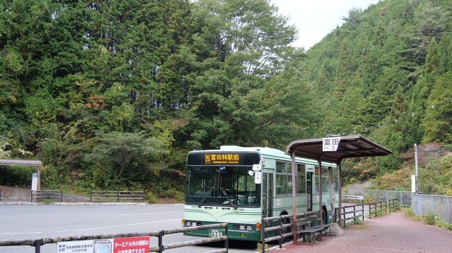 最近、大阪府富田林市を中心にバスを運行している金剛バスが廃業を発表しました。<br />鉄道、バス、航路などの公共交通はコロナ禍もあって青息吐息でしったが、地方ではなく、大阪府という都市部でのバス会社の廃業は衝撃を与えました。<br />今回金剛バスのテリトリーは南北朝時代のスター・楠木正成ゆかりの地。<br />そこで今回金剛バスに乗って楠木正成ゆかりの地をまわってみました。<br /><br />https://www.youtube.com/watch?v=JhAttcrGWpU